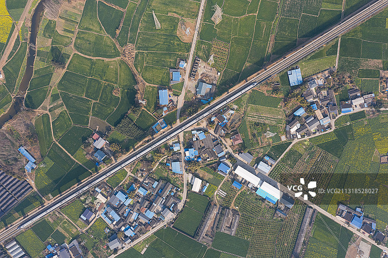 开往春天的高铁图片素材