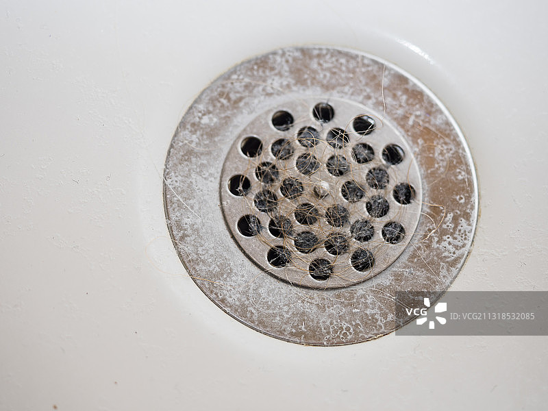 肮脏淋浴盆水槽过滤器里的头发图片素材