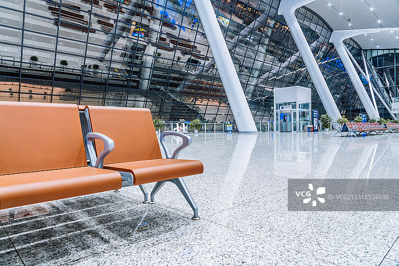 北京清河高铁火车站候车室的一排座椅图片素材