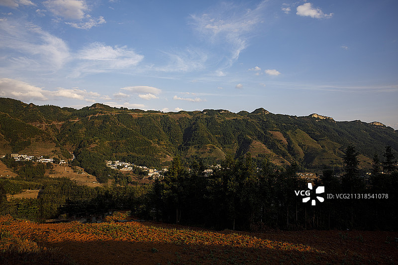 1E8A3952-红土青山蓝天白云--六盘水盘州市民主镇20图片素材