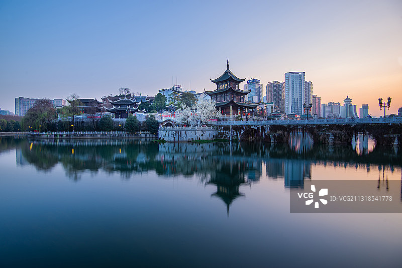 夕阳的甲秀楼图片素材