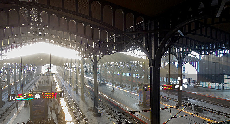 哈尔滨站站台冬日雾霾丁达尔图片素材