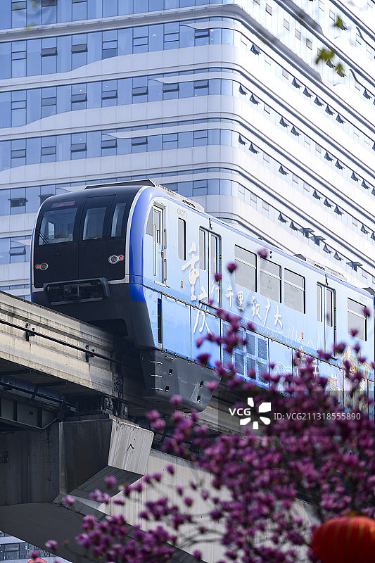 穿行于春色图片素材