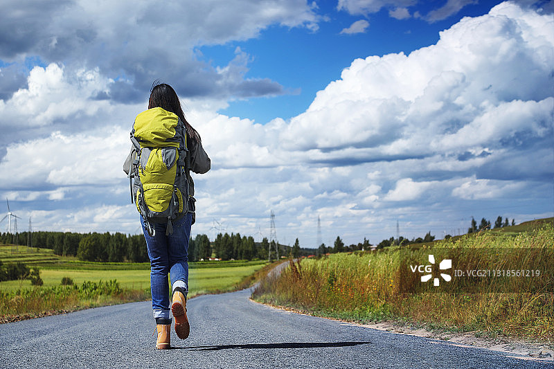 走路,长发女子,徒步旅行,自然风景图片素材