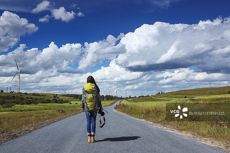 行走,长发女子,徒步旅行,拿着图片素材