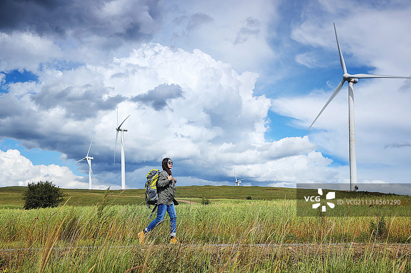 大步走,长发女子,徒步旅行,自然风景图片素材
