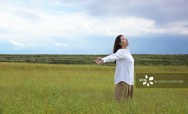 亚洲女子,伸展手臂,放松,田园风光图片素材