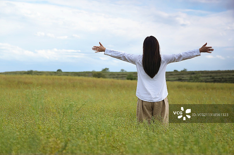 亚洲女子,伸展手臂,拥抱,田园风光图片素材