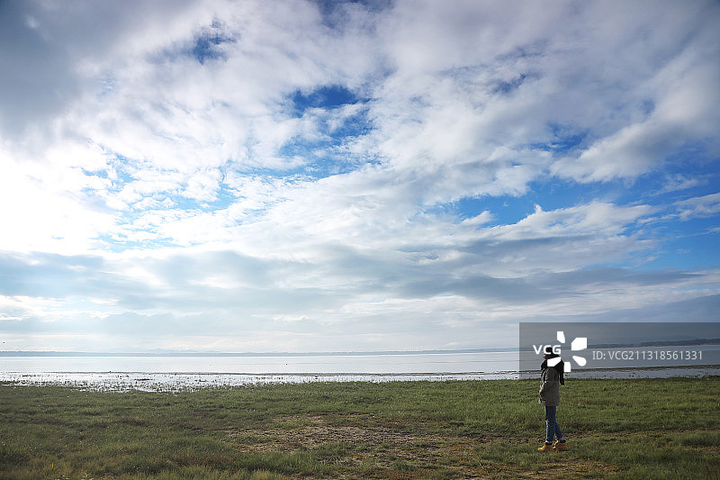 旅途,湖边日出,长发女子,放松图片素材