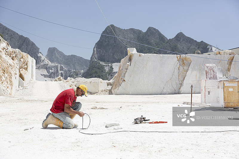 卡拉拉大理石采石场的工人图片素材