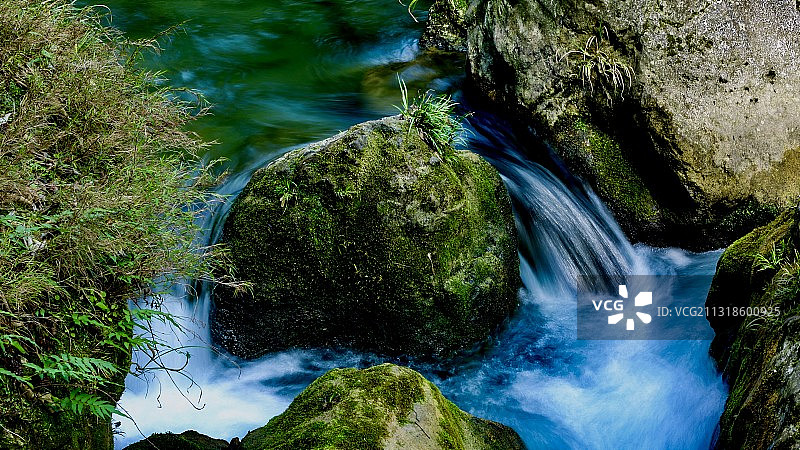 泉水淙淙图片素材