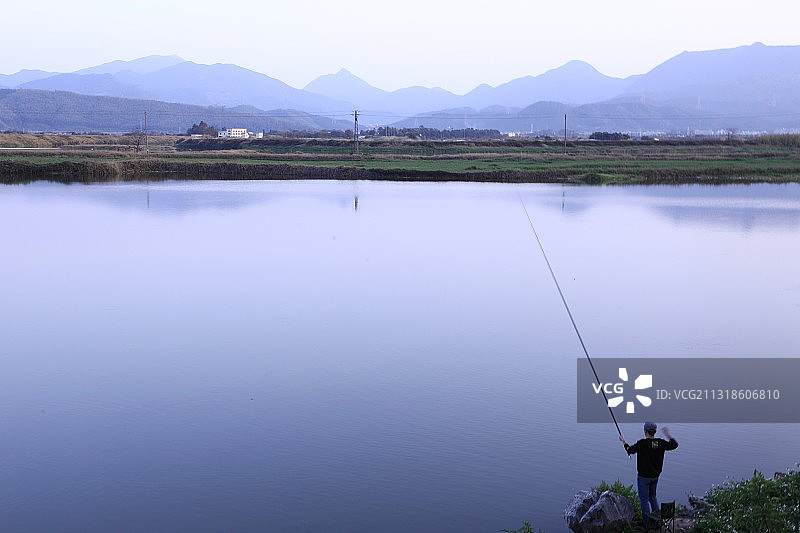 傍晚钓鱼人图片素材