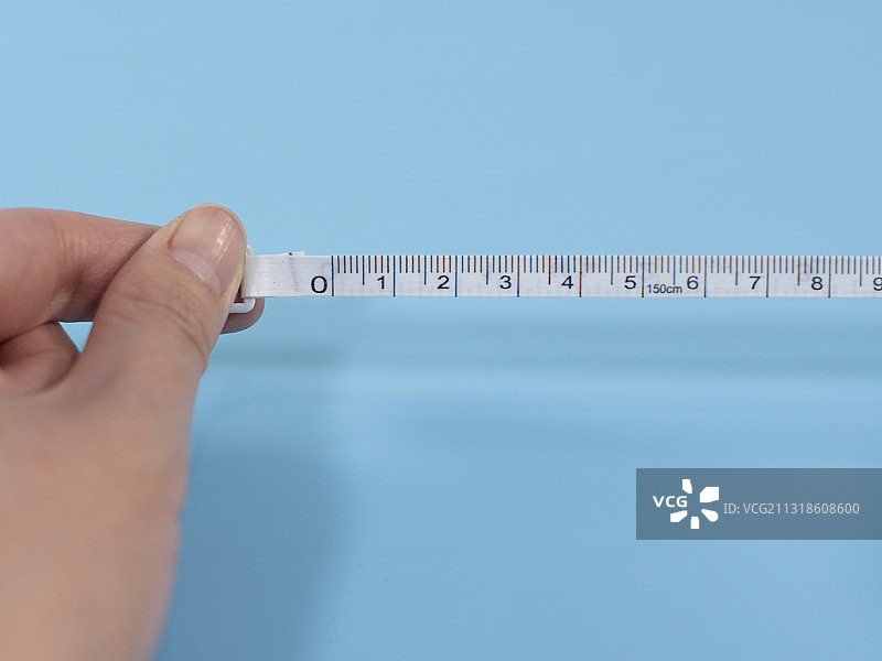 手持米尺卷尺测量图片素材