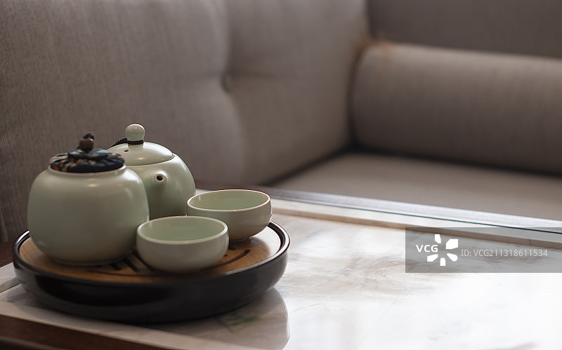 一套茶具放在桌子上图片素材