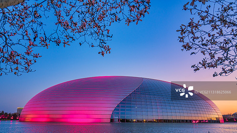春天暮色中的国家大剧院图片素材