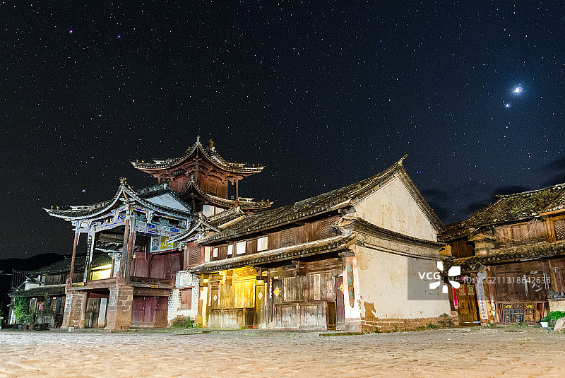 云南大理剑川县沙溪古镇寺登街戏台夜景星空图片素材