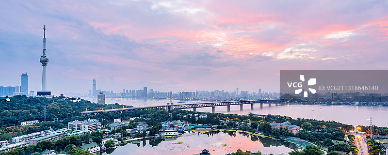 中国湖北武汉龟山电视塔和长江大桥清晨的彩霞图片素材