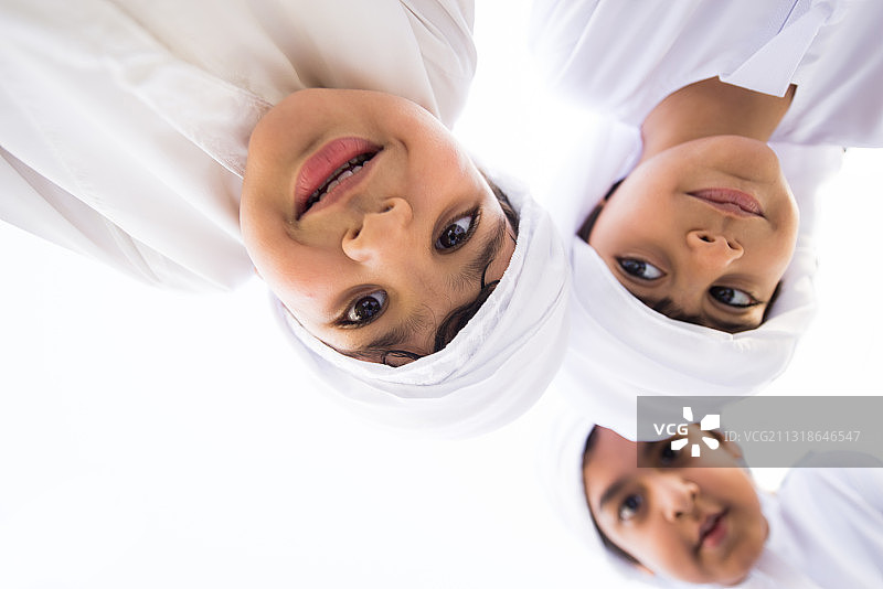 仰视角度拍摄的一群中东男孩，阿拉伯联合酋长国迪拜图片素材