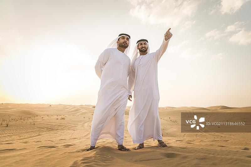 两名阿拉伯男子在阿拉伯联合酋长国迪拜的沙漠中图片素材
