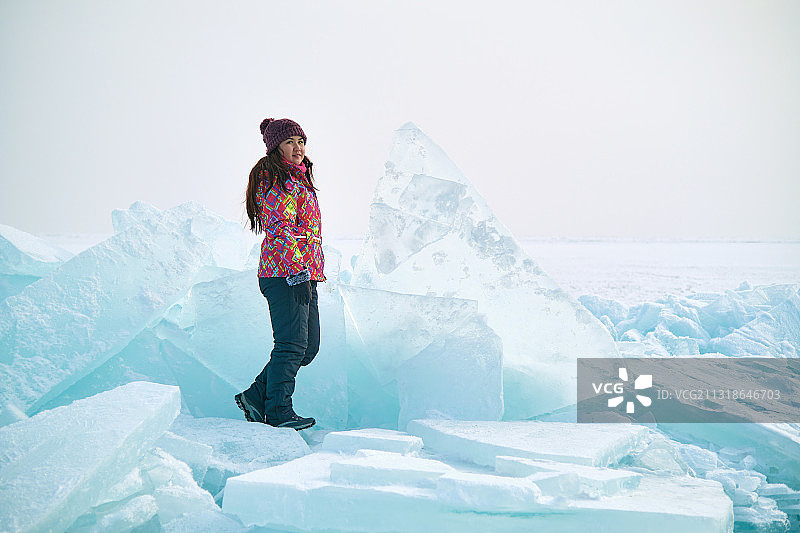 站在冰川上仰望天空的女人图片素材