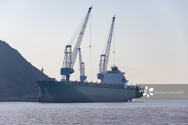 舟山，舟山港，六横，运输船，起重机图片素材