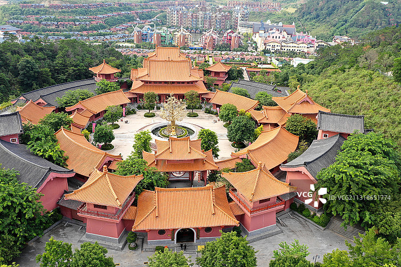 中国广东河源，以客家土楼建筑为特色的福源寺图片素材