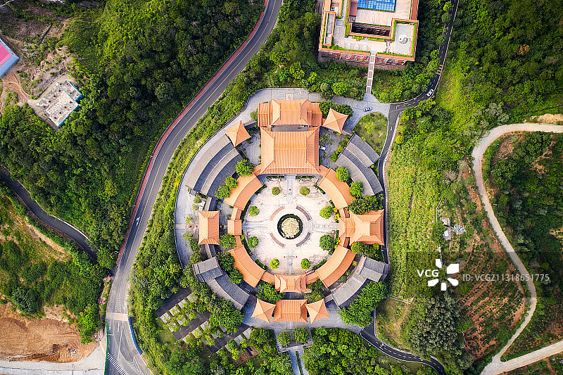 中国广东河源，以客家土楼建筑为特色的福源寺图片素材