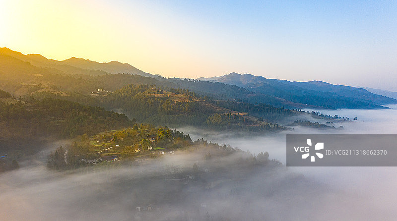 航拍山间云海上的风光图片素材