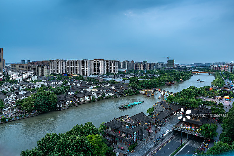 夏天傍晚的杭州拱宸桥夜景全景高视角图片素材
