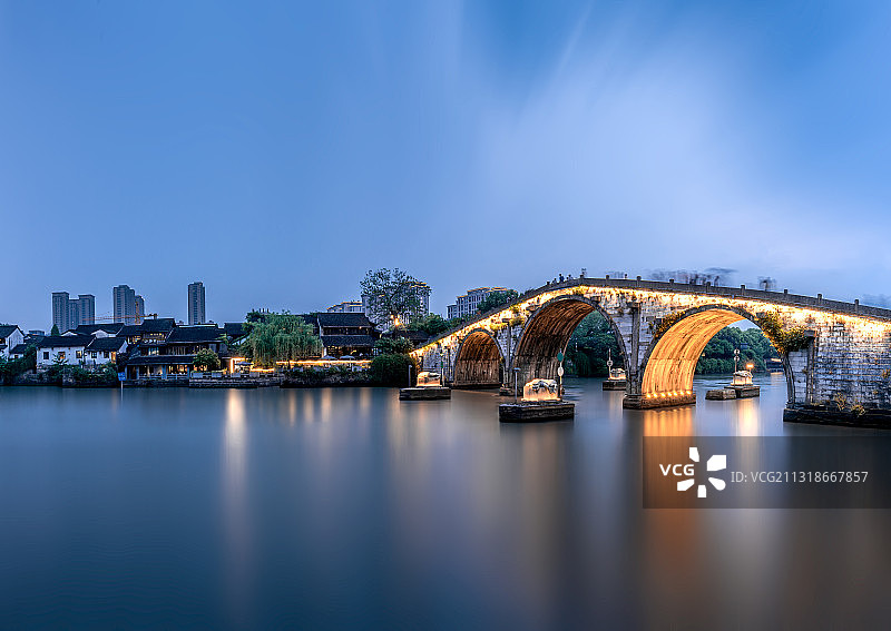 夏天傍晚的杭州拱宸桥夜景全景高视角图片素材