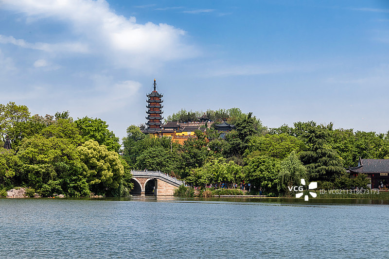 江苏省镇江市镇江三山金山风景区金山寺风光，蓝天白云图片素材