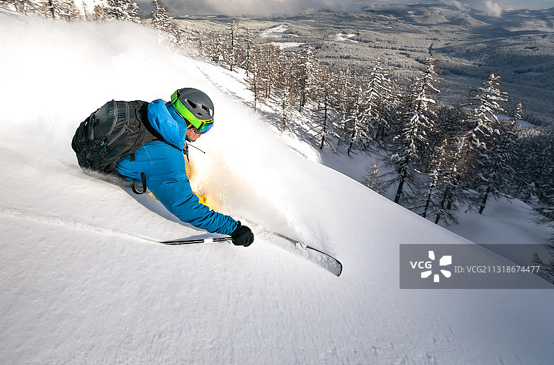 男人在斯洛文尼亚Pokljuka山上滑雪图片素材