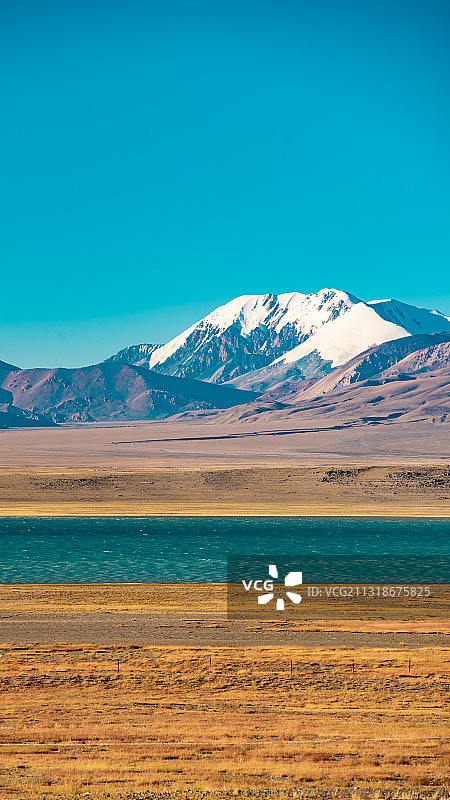 雪山圣湖图片素材