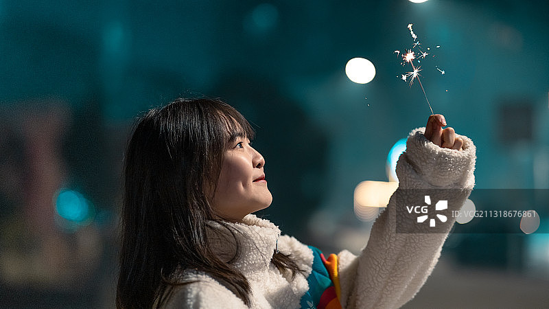 女人放烟花，仙女放烟花，仙女棒，冷烟花图片素材