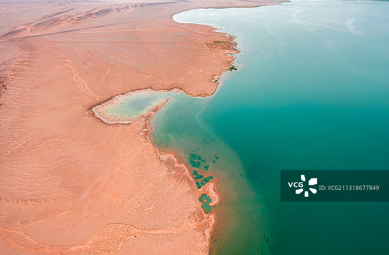 航拍青海大柴旦小柴旦湖和荒漠戈壁滩风光图片素材