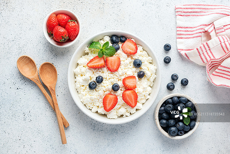 俄罗斯餐桌上的早餐高角度视图图片素材