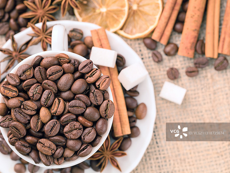 餐桌上杯子里的香料高角度照片图片素材