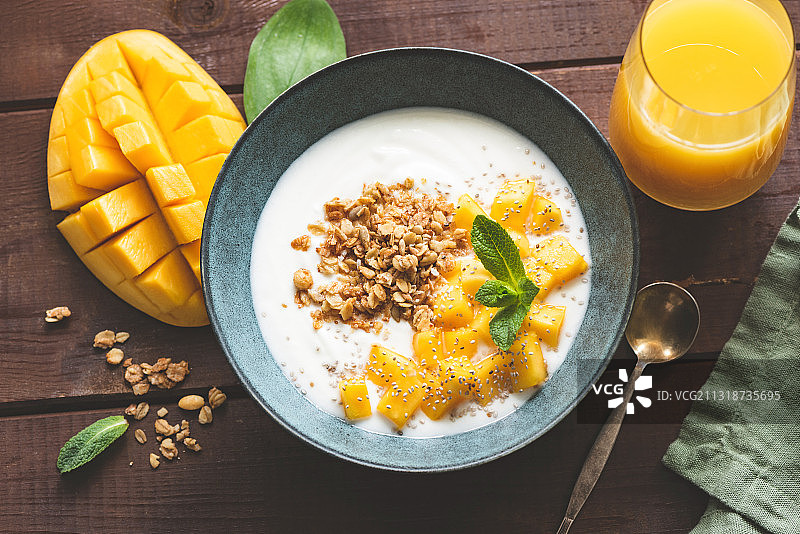 桌子上早餐的高角度视图，俄罗斯图片素材