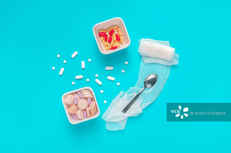 小碗中的药丸俯视图图片素材