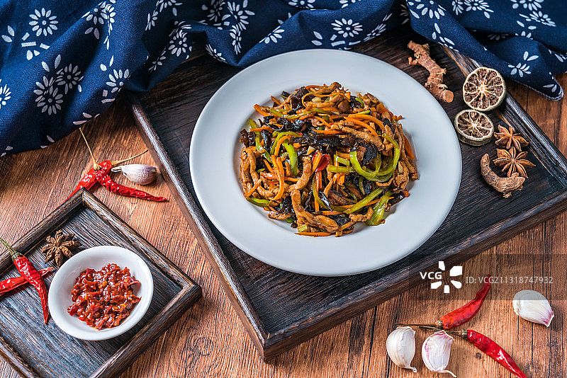 放在木桌上的一盘鱼香肉丝图片素材