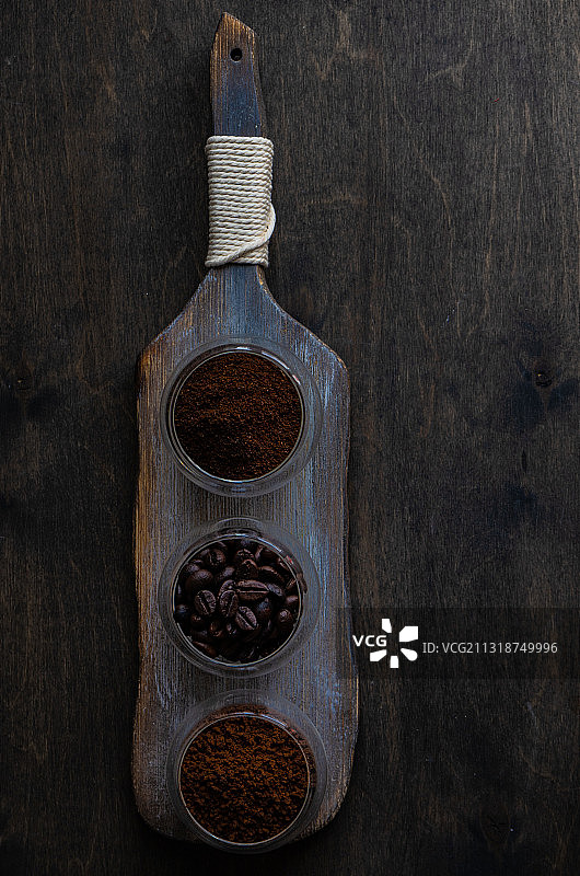 木板上的烘焙咖啡豆图片素材