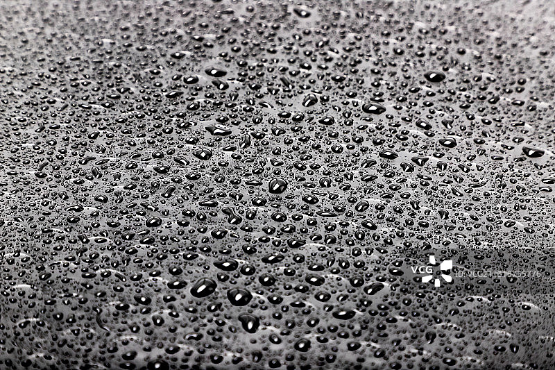 黑色防水材质上的水珠图片素材