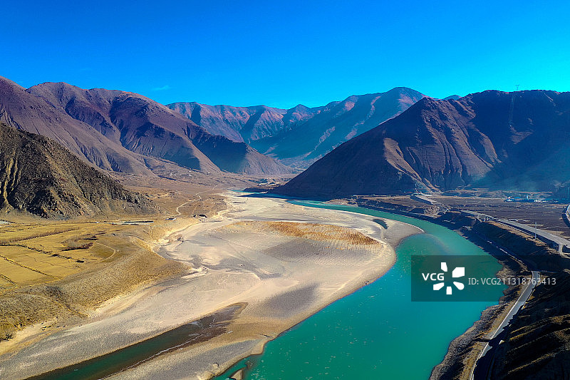 雅鲁藏布江江畔图片素材