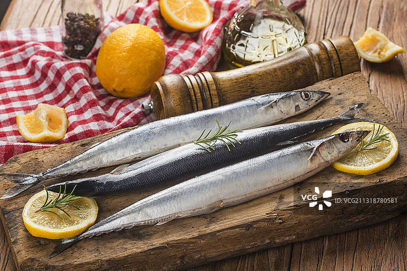 新鲜秋刀鱼图片素材