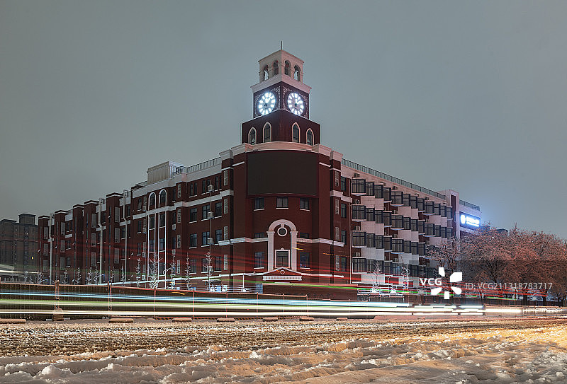 中国河南省郑州市十八中学雪景钟楼图片素材