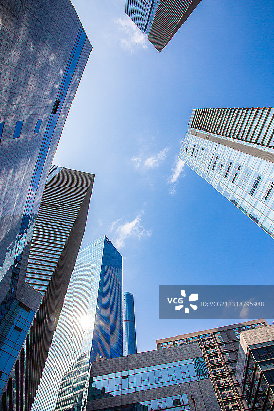 有太阳光芒的充满商业气息的高楼大厦图片素材