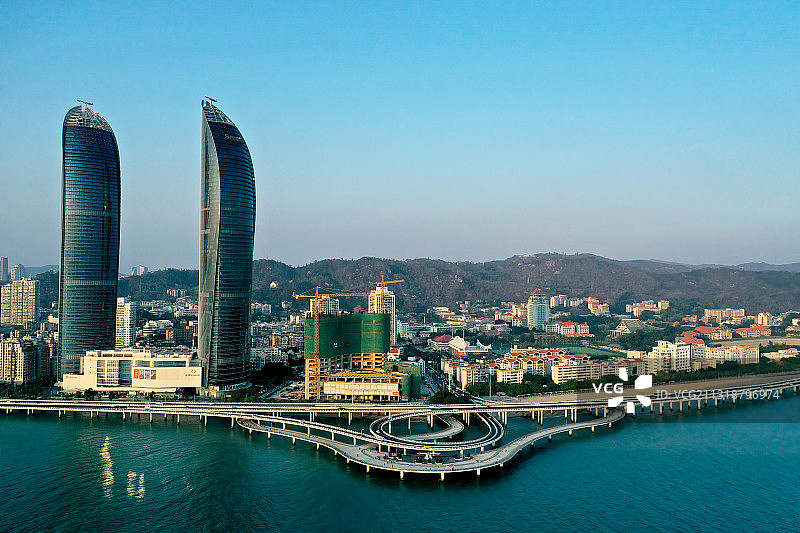 远眺双子塔图片素材