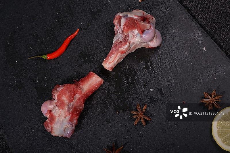 一盘新鲜的羊棒骨图片素材