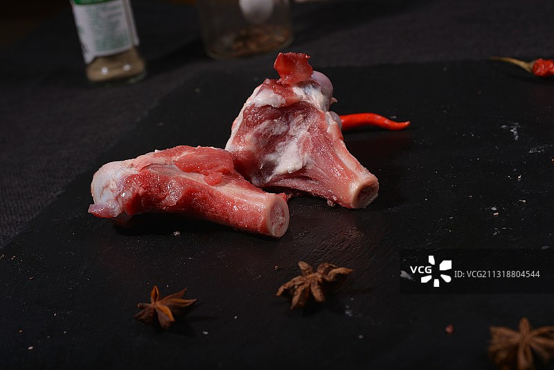 一盘新鲜的羊棒骨图片素材