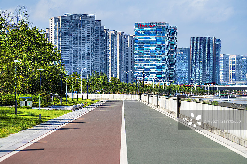 杭州滨江区钱塘江边的最美跑道图片素材